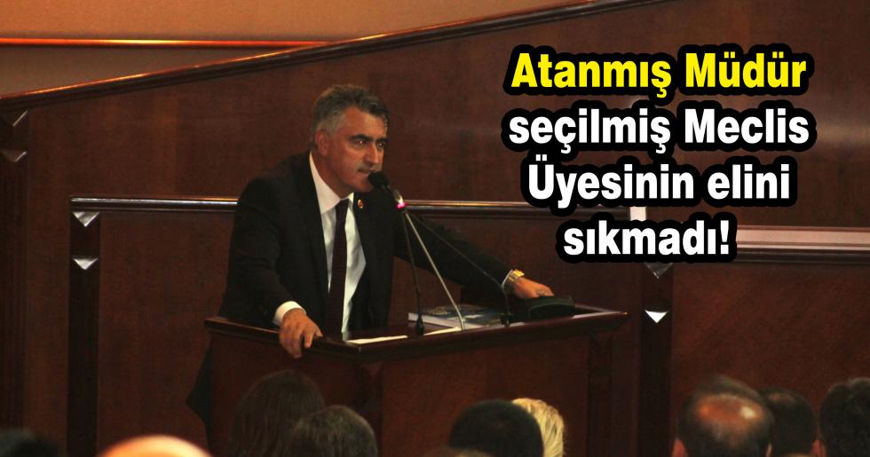 Atanmış Müdür seçilmiş Meclis Üyesinin elini sıkmadı!