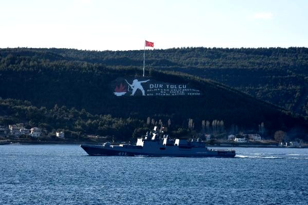 Rus savaş gemileri Çanakkale Boğazı’ndan peş peşe geçti