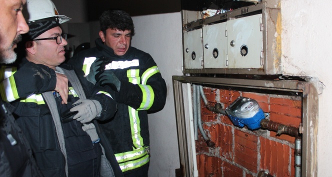 Yangın ihbarına gittiler, su borusu patlağı çıktı