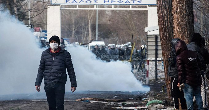 Yunan Askerlerinden Göçmenlere Gaz Bombası!