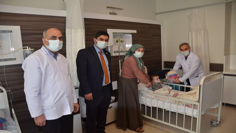 ÖZEL EL İŞLEMELİ YAPILMIŞ OYUNCAKLAR HASTA ÇOCUKLARA DAĞITILDI