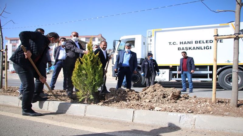 HANİ BELEDİYE BAŞKANI İBRAHİM LALE, YEŞİL BİR HANİ İÇİN FİDELERİ TOPRAKLA BULUŞTURDUK