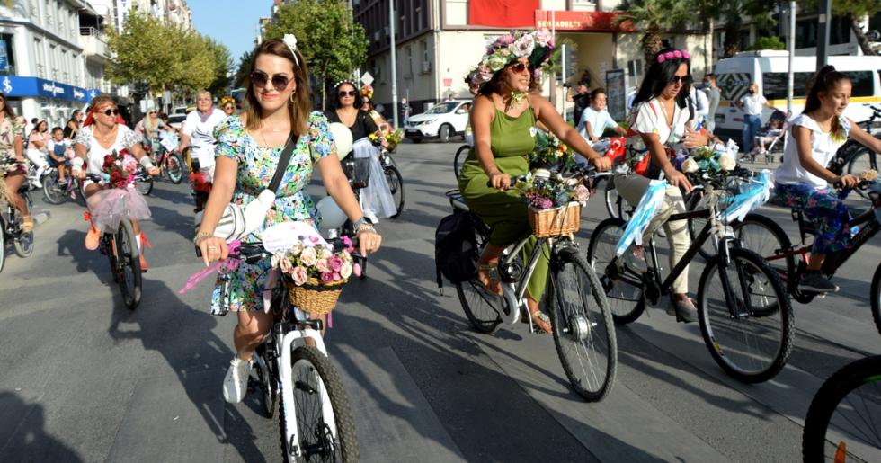 Manisa’da ‘Süslü Kadınlar Bisiklet Turu’ yapıldı