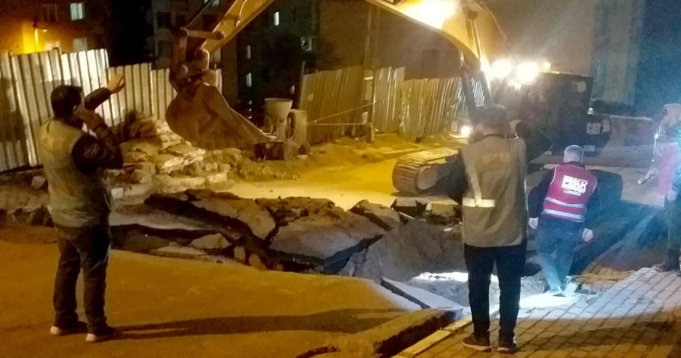 İstanbul Pendik’te yol çöktü!