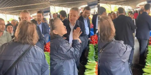 Emekli öğretmen sıkıştırdı, AKP’li vekil adayı kaçar gibi uzaklaştı