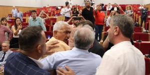 İzmir belediye meclisinde AKP’li ve CHP’li üyeler arasında arbede