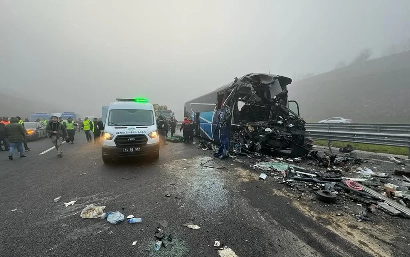 İstanbul yönüne ulaşım durdu: Kuzey Marmara Otoyolu’nda zincirleme kaza; 10 ölü, 59 yaralı