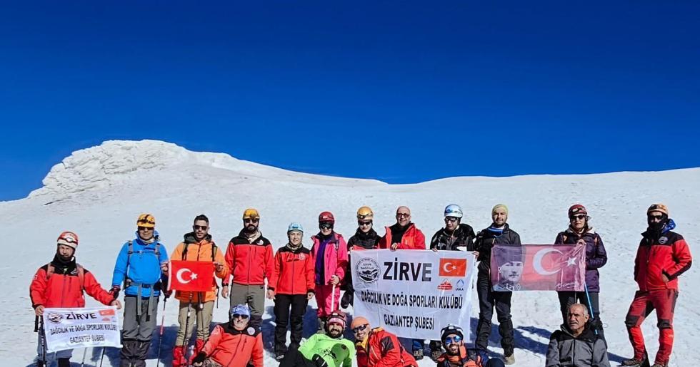 Gaziantep Zirve Dağcılık ve Doğa Sporları Spor Kulübü Ağrı Dağı Zirvesini Fethetti