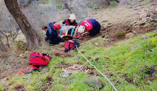 İzmir’de düştüğü dik yamaçta mahsur kalan vatandaşı itfaiye kurtardı