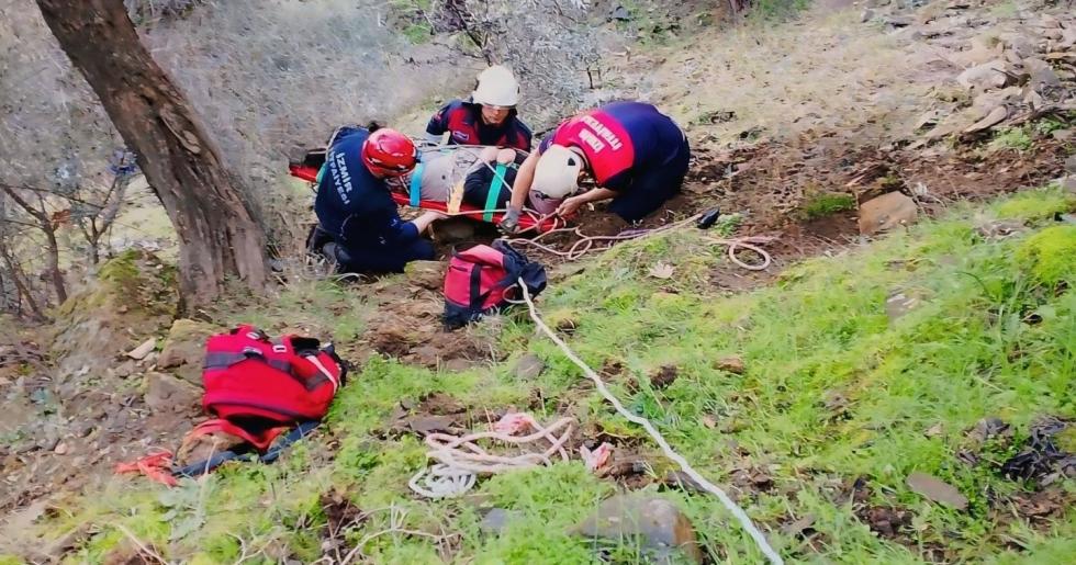 İzmir’de düştüğü dik yamaçta mahsur kalan vatandaşı itfaiye kurtardı