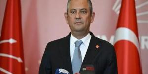 CHP lideri Özgür Özel’e cenaze çıkışı yumruklu saldırı!