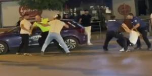 İzmir’de ceza yazan polise saldırdılar; o anlar kamerada