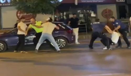 İzmir’de ceza yazan polise saldırdılar; o anlar kamerada