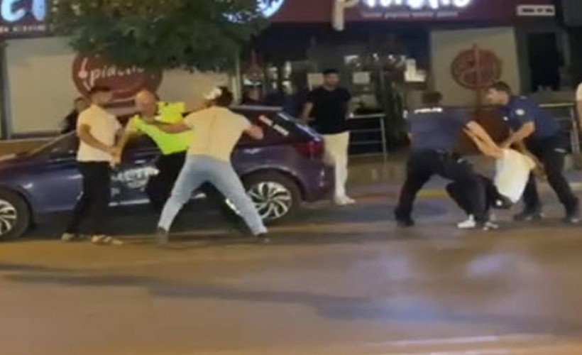 İzmir’de ceza yazan polise saldırdılar; o anlar kamerada