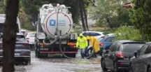 İzmir Yağışa Teslim: Sokak ve Yollarda Göller Oluştu
