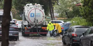 İzmir Yağışa Teslim: Sokak ve Yollarda Göller Oluştu
