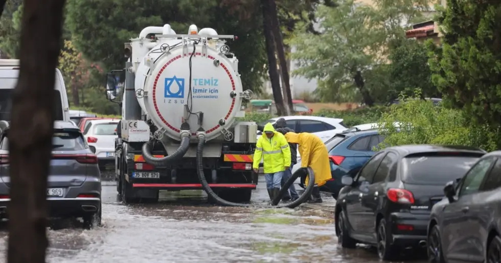İzmir Yağışa Teslim: Sokak ve Yollarda Göller Oluştu