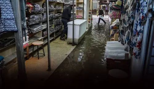 İzmir’in Tarihi Kemeraltı Çarşısı Sular Altında Kaldı