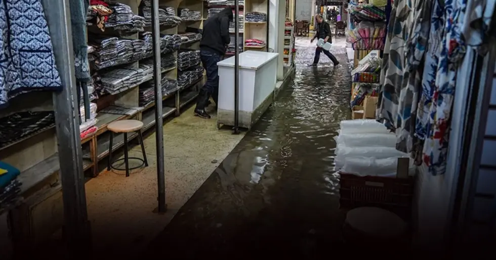 İzmir’in Tarihi Kemeraltı Çarşısı Sular Altında Kaldı