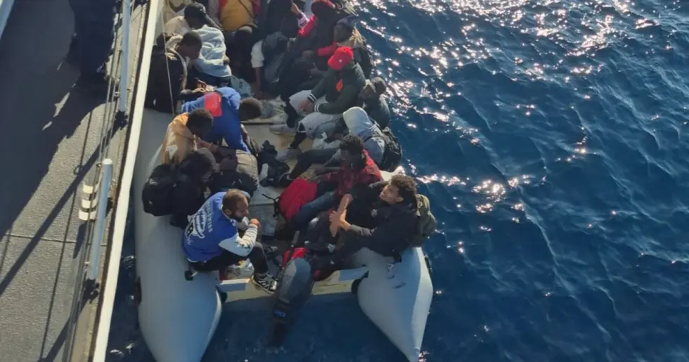 İzmir Dikili Açıklarında Göçmen Operasyonu: 17 Kişi Kurtarıldı