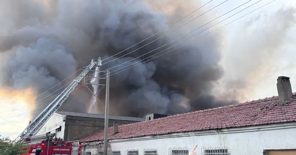 İzmir Bornova’da Depoda Yangın: Müdahale Devam Ediyor