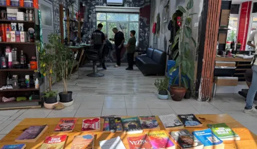 Berber Dükkanını Kütüphaneye Çevirdi