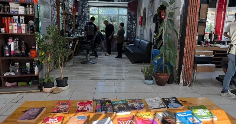 Berber Dükkanını Kütüphaneye Çevirdi