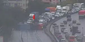 İstanbul E5’te TIR Devrildi