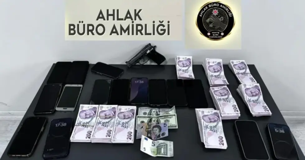 İzmir’de Fuhuş Çetesi Çökertildi