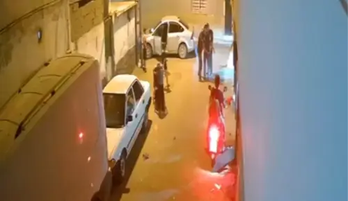 Polis Kılığındaki Şüpheli Çocuğa Ateş Etti