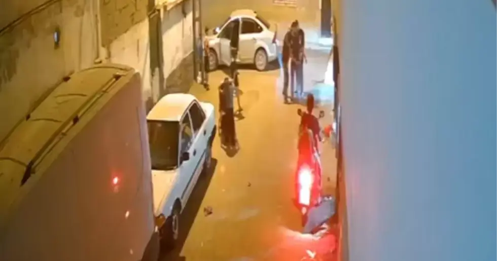 Polis Kılığındaki Şüpheli Çocuğa Ateş Etti