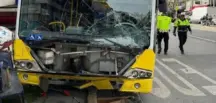 Kadıköy’de Alkollü İETT Şoförü Bariyerlere Çarptı: 2 Yaralı