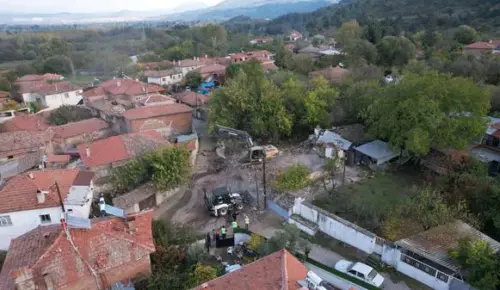 Sındırgı’da Deprem Sonrası Yıkımlar Sürüyor