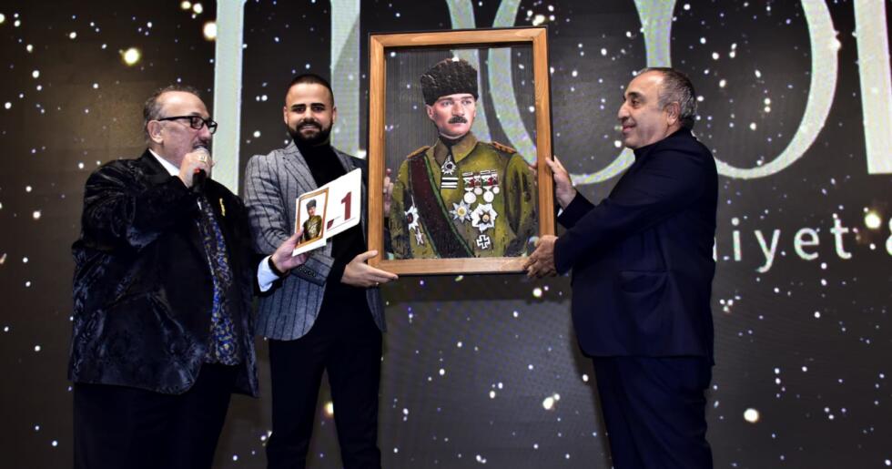 Ödül Gecesinde Atatürk Portresinin Satılmasına Ünlü İş Adamından Engel