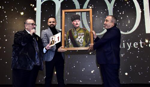 Ödül Gecesinde Atatürk Portresinin Satılmasına Ünlü İş Adamından Engel