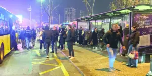 Zifiri karanlıkta yola düşüyoruz