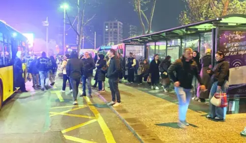 Zifiri karanlıkta yola düşüyoruz